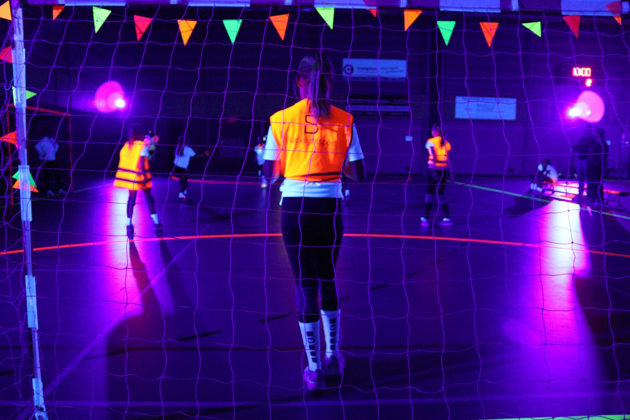 Onze knallende start van 2025: het Glow in the Dark toernooi